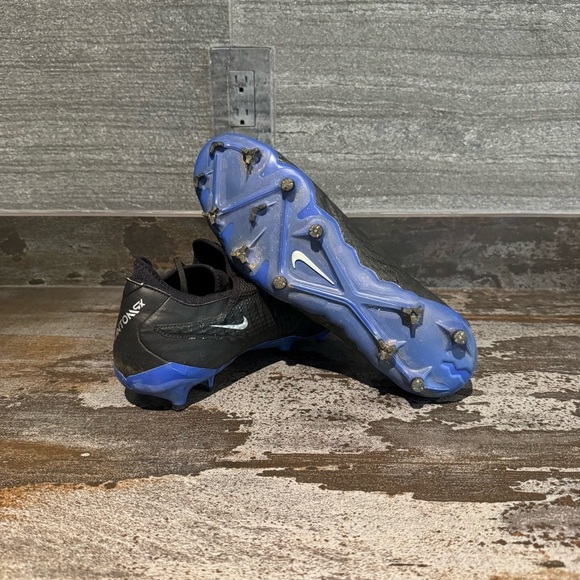 Nike Phantom Men’s Cleats Black & Blue Size 12 Like New AND Shin Guards - Picture 2 of 3
